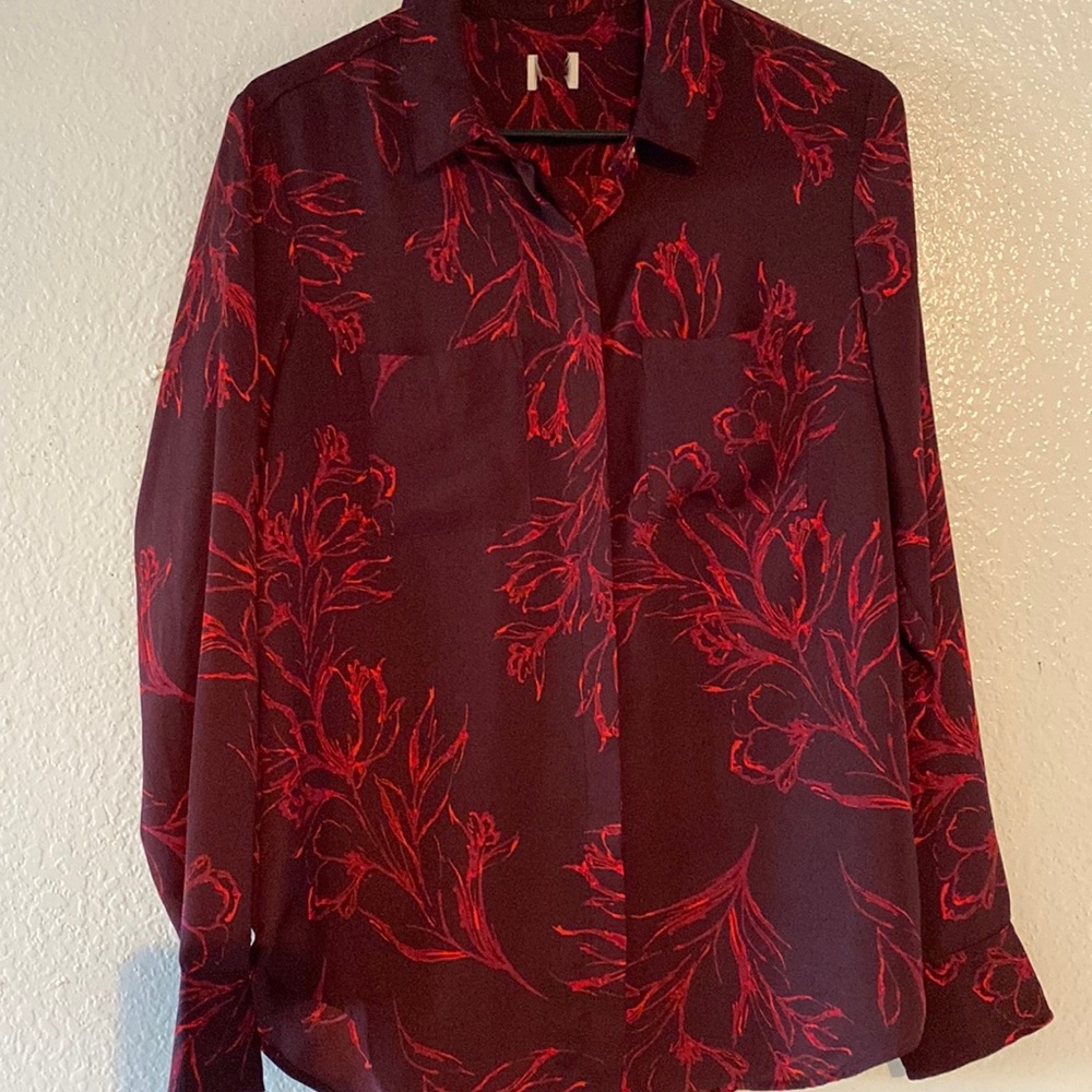 Unknown brand/(I think it’s size L), floral print red blouse. Great condition.